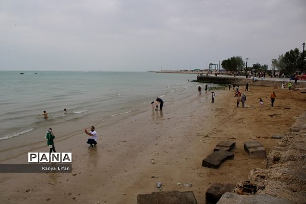 گردشگران نوروزی در ساحل بندر بوشهر