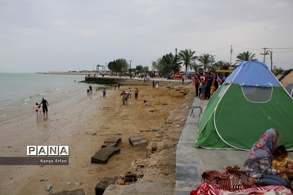 گردشگران نوروزی در ساحل بندر بوشهر