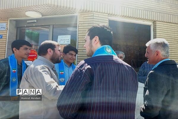 تکریم زائران نوروزی توسط مسئولان سازمان دانش‌آموزی