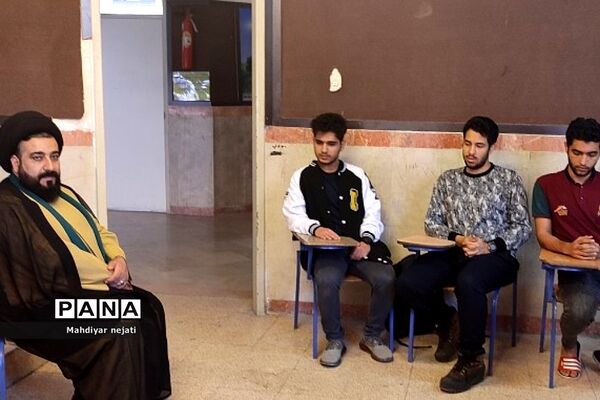 دیدار صمیمی و بصیرتی امام‌جمعه با دانش‌آموزان اردوی مطالعاتی نوروز در دبیرستان شهید بهشتی رودهن
