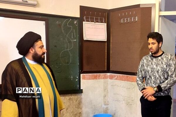 دیدار صمیمی و بصیرتی امام‌جمعه با دانش‌آموزان اردوی مطالعاتی نوروز در دبیرستان شهید بهشتی رودهن