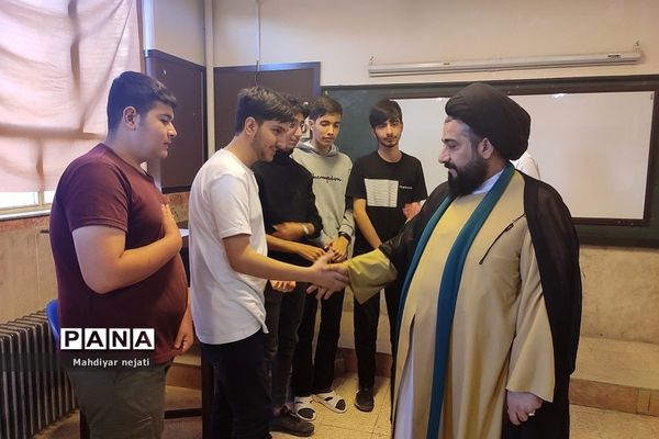 دیدار صمیمی و بصیرتی امام‌جمعه با دانش‌آموزان اردوی مطالعاتی نوروز در دبیرستان شهید بهشتی رودهن