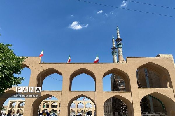 باغ دولت‌آباد، میدان امیر چخماق و هنرهای دستی شهر زیبای ایران