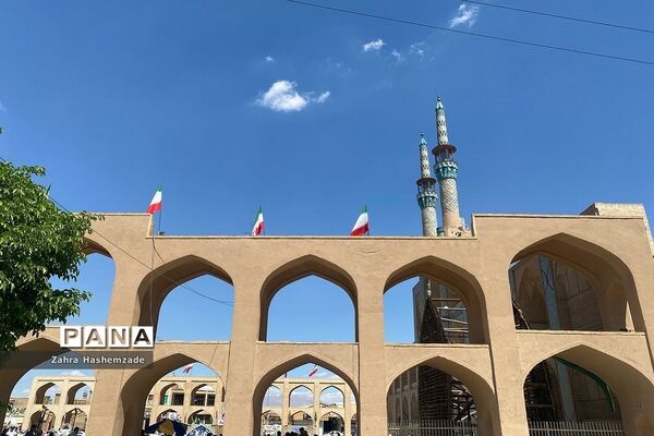باغ دولت‌آباد، میدان امیر چخماق و هنرهای دستی شهر زیبای ایران