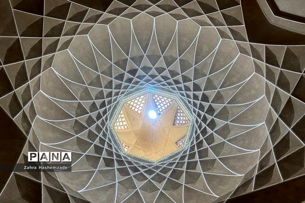 باغ دولت‌آباد، میدان امیر چخماق و هنرهای دستی شهر زیبای ایران