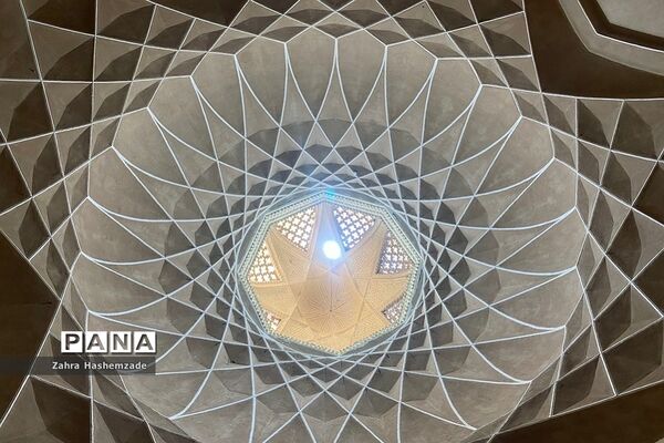 باغ دولت‌آباد، میدان امیر چخماق و هنرهای دستی شهر زیبای ایران