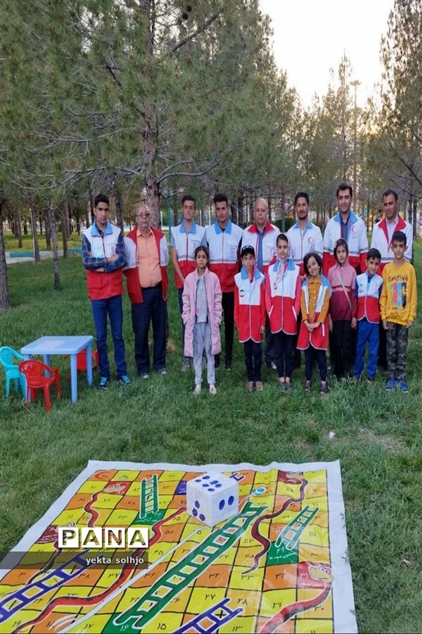 همکاری دانش‌آموزان با ستاد هلال احمر در تکریم از مهمانان نوروزی شهرستان خاتم
