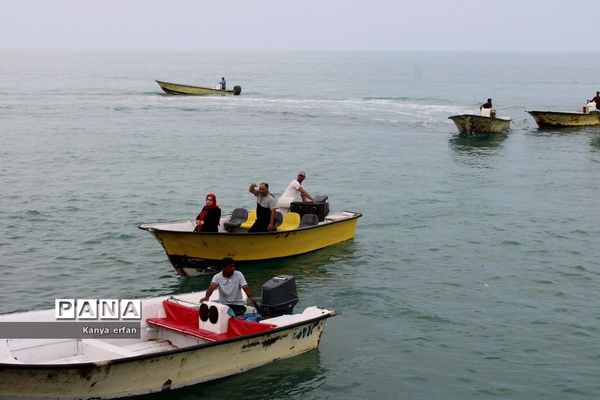 گردشگران نوروزی در ساحل بندر بوشهر