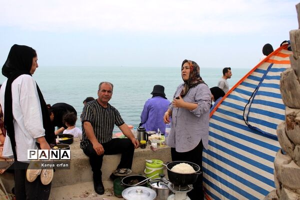 گردشگران نوروزی در ساحل بندر بوشهر