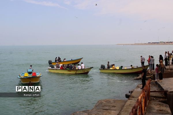 گردشگران نوروزی در ساحل بندر بوشهر