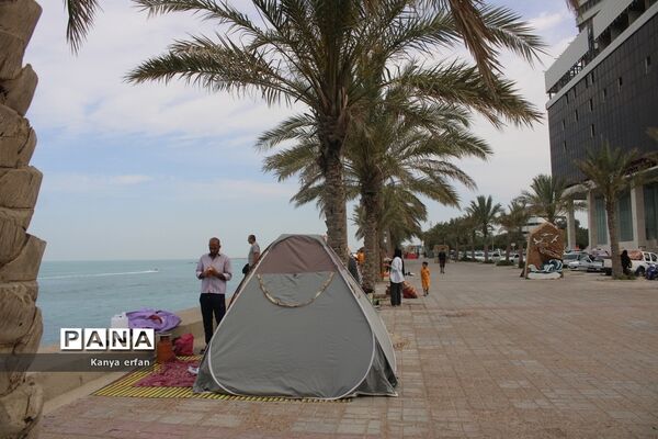 گردشگران نوروزی در ساحل بندر بوشهر
