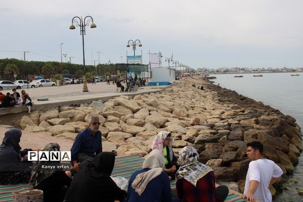 گردشگران نوروزی در ساحل بندر بوشهر