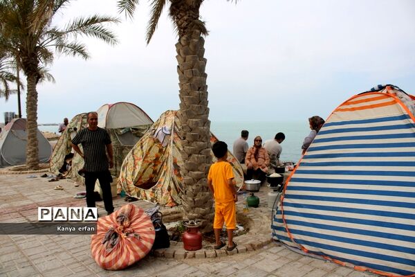 گردشگران نوروزی در ساحل بندر بوشهر