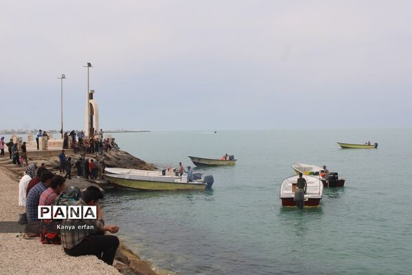 گردشگران نوروزی در ساحل بندر بوشهر