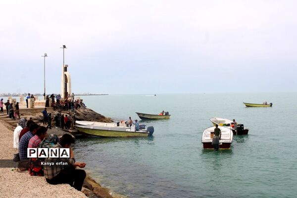 گردشگران نوروزی در ساحل بندر بوشهر