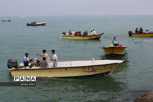 گردشگران نوروزی در ساحل بندر بوشهر