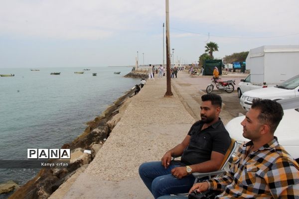 گردشگران نوروزی در ساحل بندر بوشهر