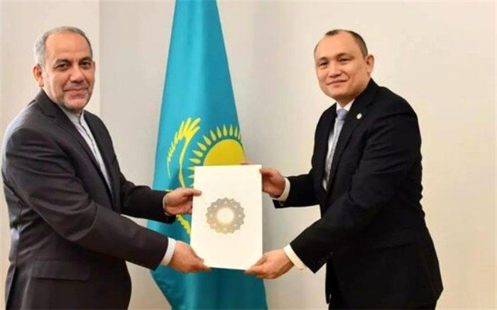 تقدیم رونوشت استوارنامه سفیر جدید ایران در قزاقستان به یک مقام وزارت خارجه این کشور