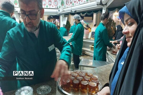 زیارت با صرف چای نبات زیر سایه حضرت