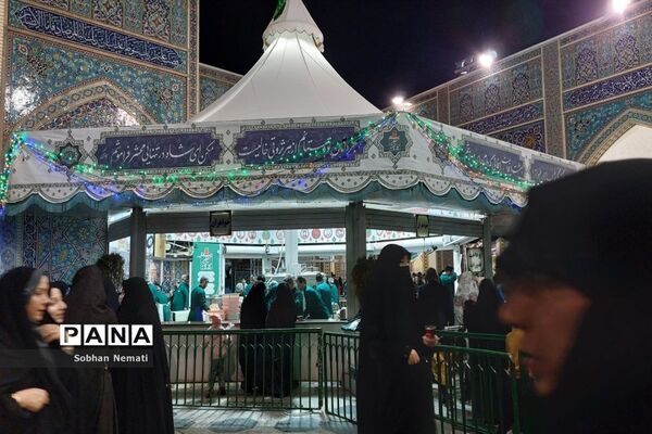 زیارت با صرف چای نبات زیر سایه حضرت
