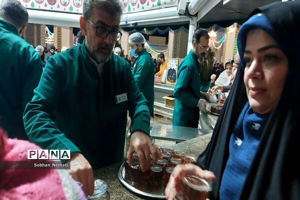 زیارت با صرف چای نبات زیر سایه حضرت