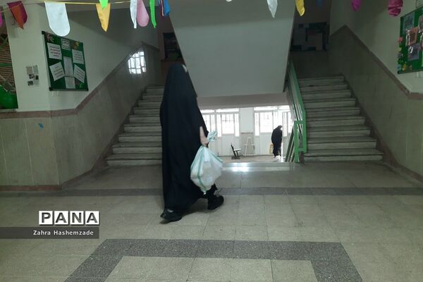 اهدای بسته ارزاق به خانواده‌های کم‌‌برخوردار دبیرستان ولیعصر (عج) ناحیه یک شهرری