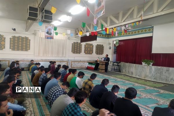 حضور خادمان رضوی و پرچم حرم امام رضا«ع» در دبیرستان شهیدبهشتی دوره دوم بیرجند