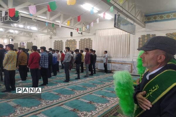 حضور خادمان رضوی و پرچم حرم امام رضا«ع» در دبیرستان شهیدبهشتی دوره دوم بیرجند