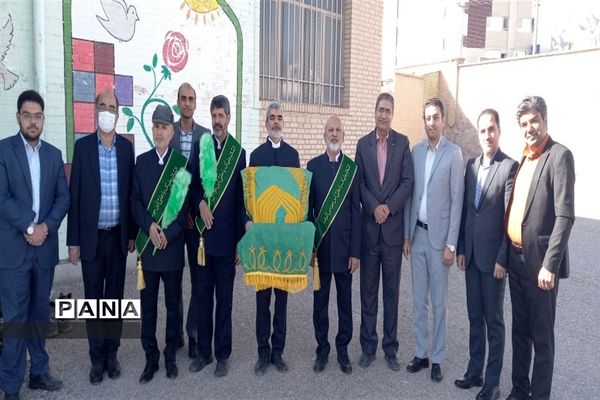حضور خادمان رضوی و پرچم حرم امام رضا«ع» در دبیرستان شهیدبهشتی دوره دوم بیرجند
