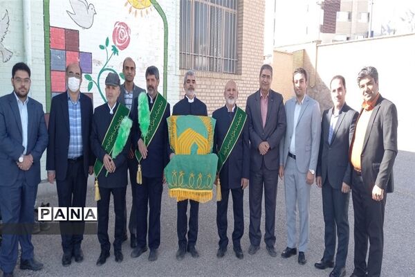 حضور خادمان رضوی و پرچم حرم امام رضا«ع» در دبیرستان شهیدبهشتی دوره دوم بیرجند