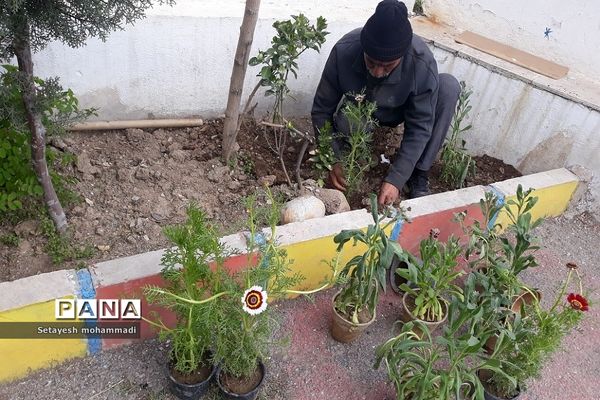 گلکاری حیاط مدرسه حضرت زهرا(س)۲ رودهن توسط دانش‌آموزان