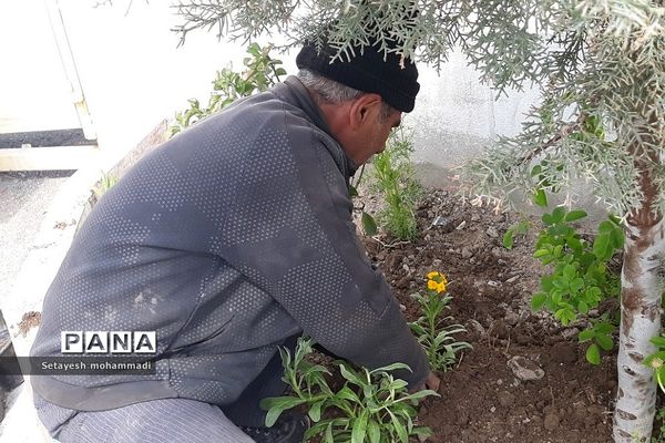 گلکاری حیاط مدرسه حضرت زهرا(س)۲ رودهن توسط دانش‌آموزان