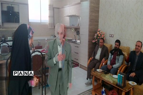 دیدار معاون پرورشی و فرهنگی اداره‌کل آموزش و پرورش و مدیر سازمان دانش‌آموزی استان اصفهان با  خانواده شهید محمد نساجی