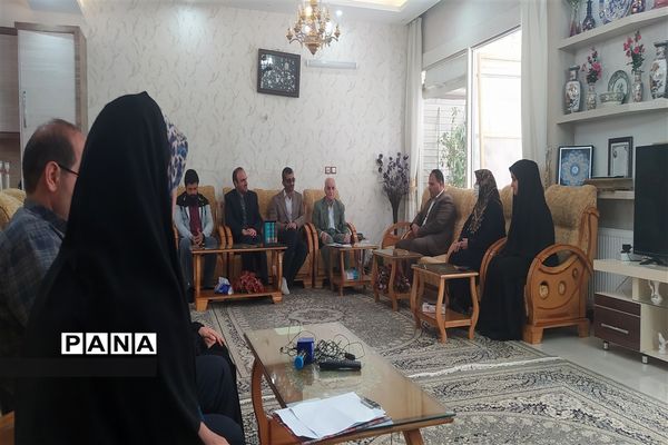 دیدار معاون پرورشی و فرهنگی اداره‌کل آموزش و پرورش و مدیر سازمان دانش‌آموزی استان اصفهان با  خانواده شهید محمد نساجی
