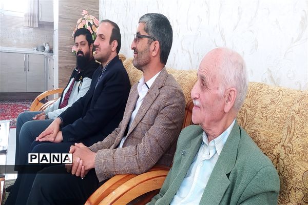 دیدار معاون پرورشی و فرهنگی اداره‌کل آموزش و پرورش و مدیر سازمان دانش‌آموزی استان اصفهان با  خانواده شهید محمد نساجی