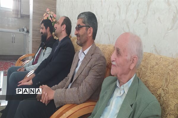 دیدار معاون پرورشی و فرهنگی اداره‌کل آموزش و پرورش و مدیر سازمان دانش‌آموزی استان اصفهان با  خانواده شهید محمد نساجی
