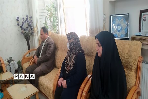 دیدار معاون پرورشی و فرهنگی اداره‌کل آموزش و پرورش و مدیر سازمان دانش‌آموزی استان اصفهان با  خانواده شهید محمد نساجی
