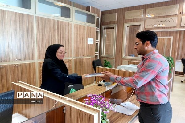 اهدای کتاب به همکاران در میلاد امام حسن مجتبی علیه السلام در آموزش و پرورش منطقه 6