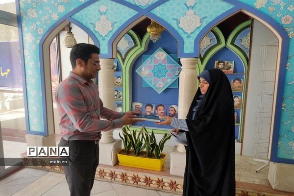 اهدای کتاب به همکاران در میلاد امام حسن مجتبی علیه السلام در آموزش و پرورش منطقه 6