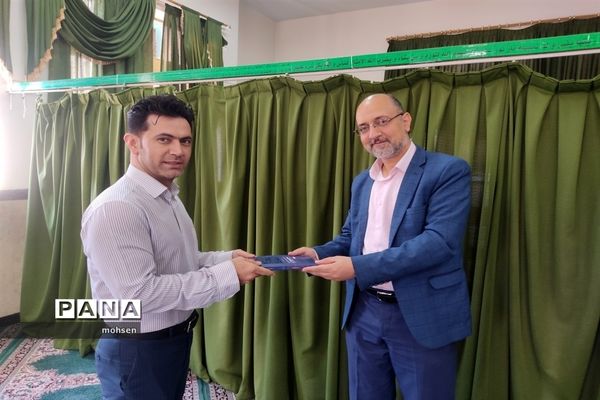 اهدای کتاب به همکاران در میلاد امام حسن مجتبی علیه السلام در آموزش و پرورش منطقه 6