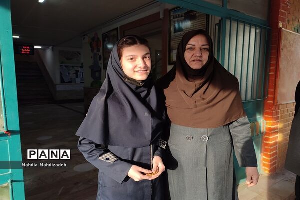 تقدیر و قدردانی از دانش‌آموزان برتر و مقام‌آور دبیرستان شهید قویدل ناحیه 6 مشهد