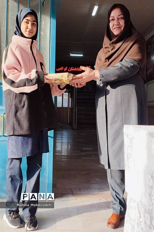 تقدیر و قدردانی از دانش‌آموزان برتر و مقام‌آور دبیرستان شهید قویدل ناحیه 6 مشهد