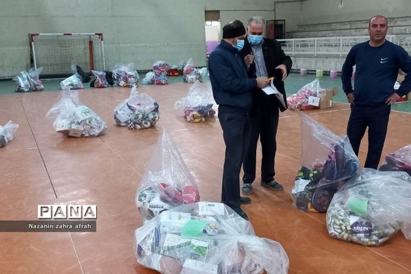 توزیع اقلام ورزشی در مدارس رودهن