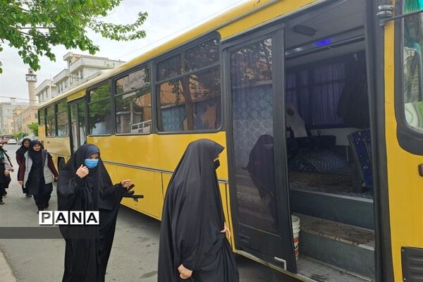 بازدید دانش‌آموزان دبیرستان سیزده آبان ناحیه یک کرج از جشنواره لاله ها