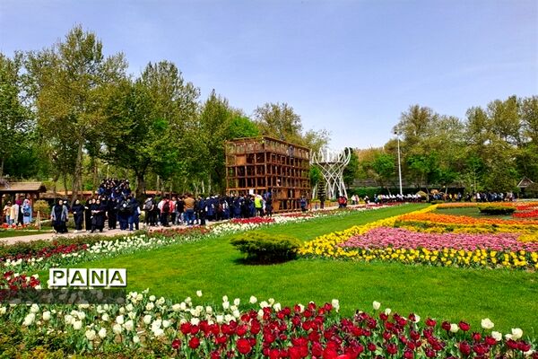 بازدید دانش‌آموزان دبیرستان سیزده آبان ناحیه یک کرج از جشنواره لاله ها