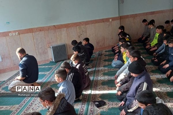 حال و هوای معنوی رمضان در دبیرستان ۱۳آبان رودهن