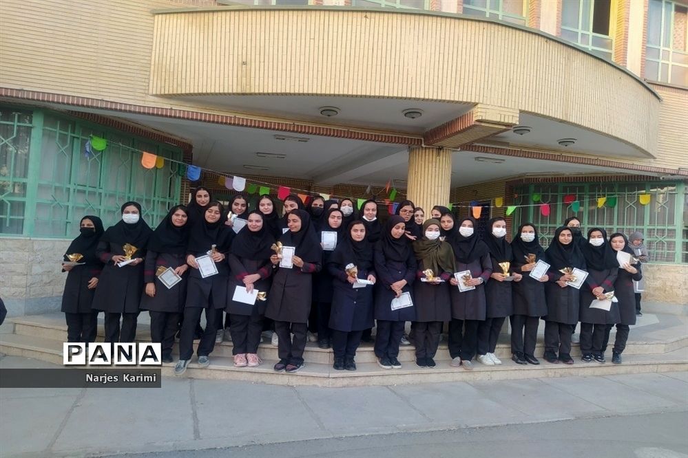 مراسم افطاری و تقدیر از دانش‌آموزان برگزیده دبیرستان میعاد قم