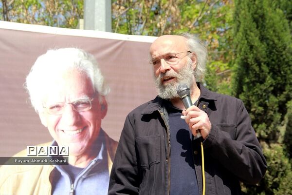 تشییع پیکر مرحوم کیومرث پور‌احمد