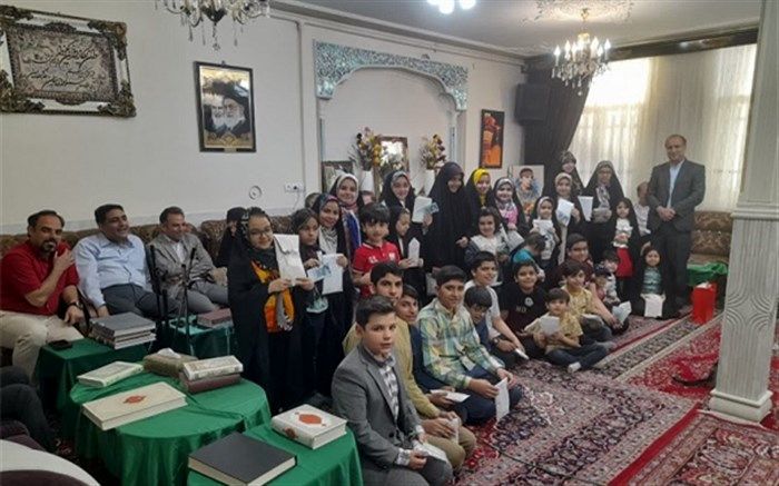 محفل قرآنی دانش‌آموزان قمی در منزل شهید معماریان