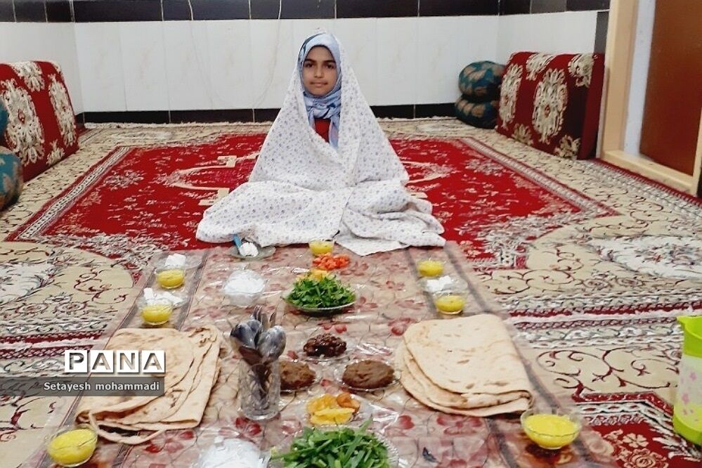 دانش‌آموزان روزه اولی رودهن در لحظه افطار